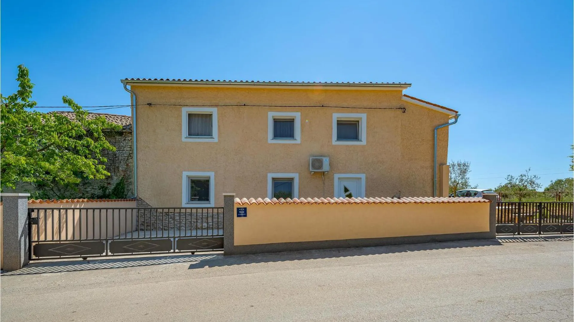 1 Bedroom Beautiful Apartment In Divšići